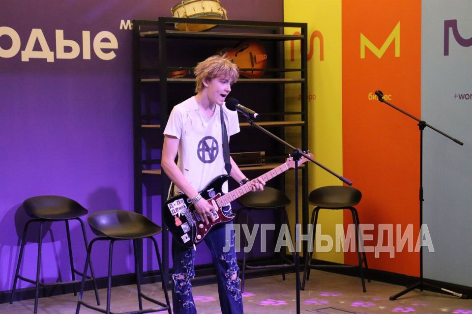 В Свердловске прошла развлекательная праздничная программа, посвященная Дню молодежи В Свердловске прошла развлекательная праздничная программа, посвященная Дню молодежи