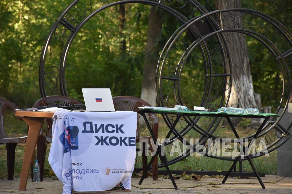 27 июня в Краснодонском парке культуры и отдыха в преддверие Дня молодежи состоялось праздничное мероприятие - выступление трех музыкальных групп и мастер-класс по диджей-сету 27 июня в Краснодонском парке культуры и отдыха в преддверие Дня молодежи состоялось праздничное мероприятие - выступление трех музыкальных групп и мастер-класс по диджей-сету