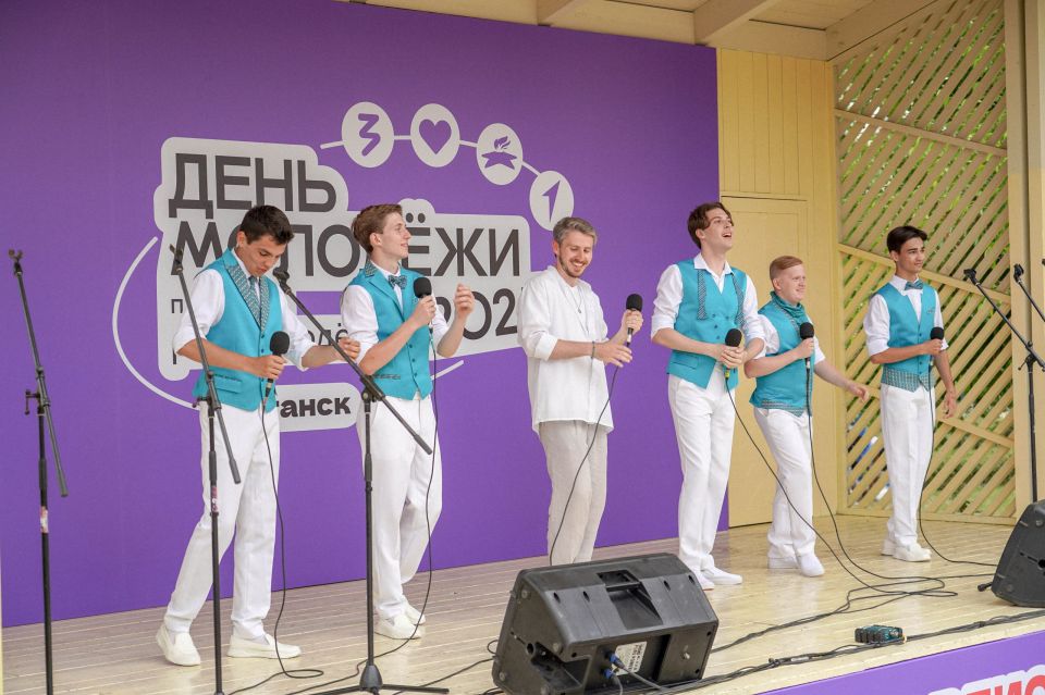 На малой сцене тоже было шумно! На малой сцене тоже было шумно!