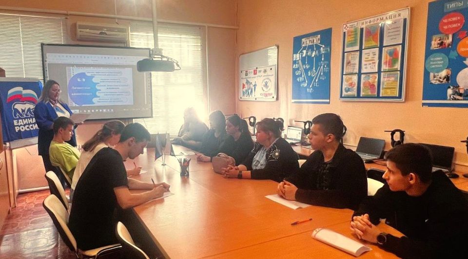 В рамках партийного проекта «Моя карьера с «Единой Россией» в преддверии Дня Молодежи координатор проекта партии в Беловодском муниципальном округе, карьерный консультант центра занятости населения Елена Нартова, провела... В рамках партийного проекта «Моя карьера с «Единой Россией» в преддверии Дня Молодежи координатор проекта партии в Беловодском муниципальном округе, карьерный консультант центра занятости населения Елена Нартова, провела...