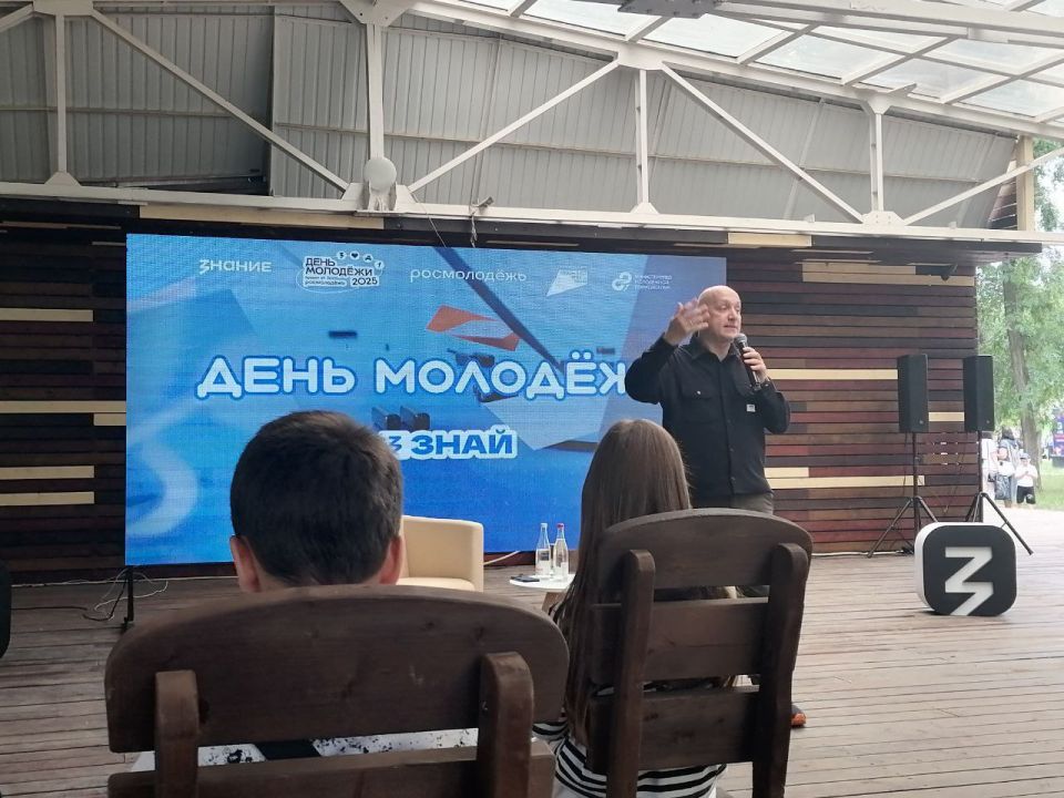 Школьники округа побывали на встрече с Захаром Прилепиным Школьники округа побывали на встрече с Захаром Прилепиным