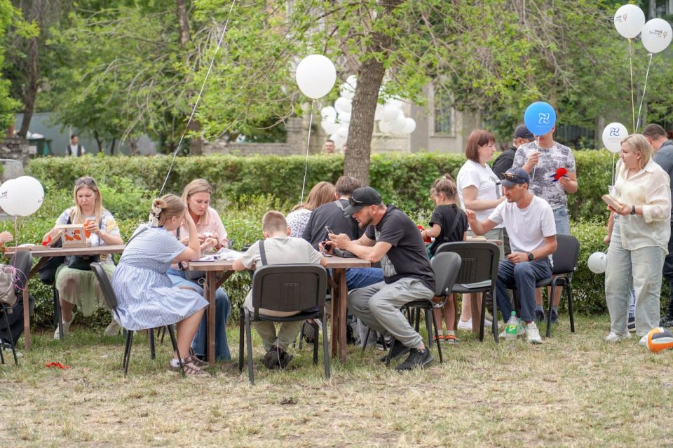 Что для вас любовь?. для нас площадка «Люби» на Дне молодёжи: Сделать доброе дело вместе с Луганским штабом #МЫВМЕСТЕ Что для вас любовь?. для нас площадка «Люби» на Дне молодёжи: Сделать доброе дело вместе с Луганским штабом #МЫВМЕСТЕ