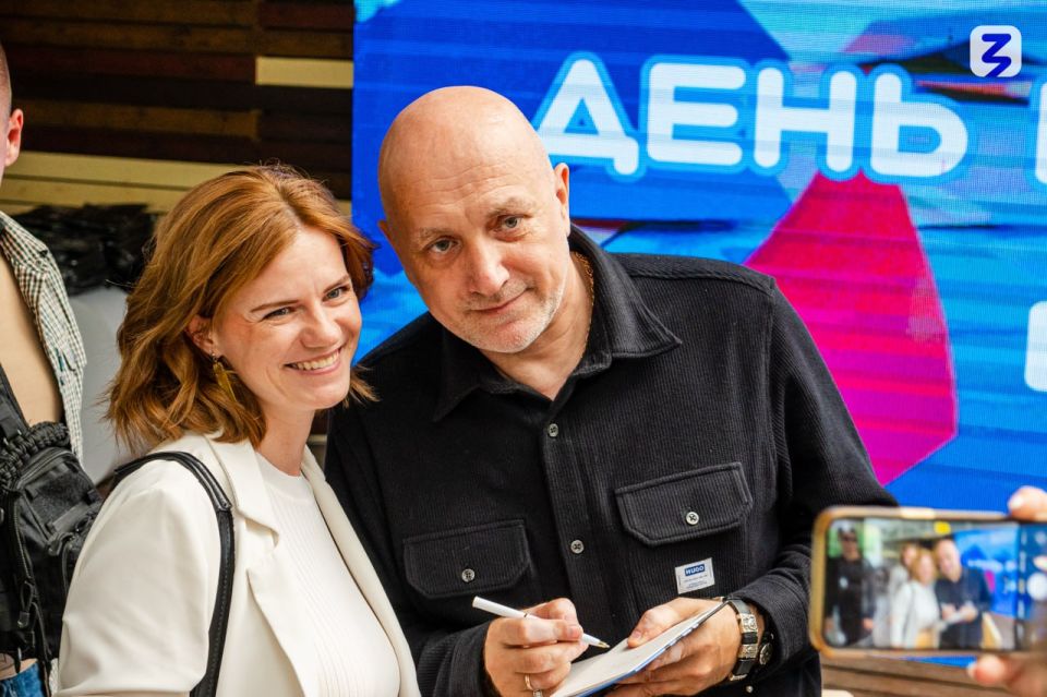 Захар Прилепин в лектории «Знания»: «Эти люди, их стойкость — и есть мои "Донбасские вечера"» Захар Прилепин в лектории «Знания»: «Эти люди, их стойкость — и есть мои "Донбасские вечера"»
