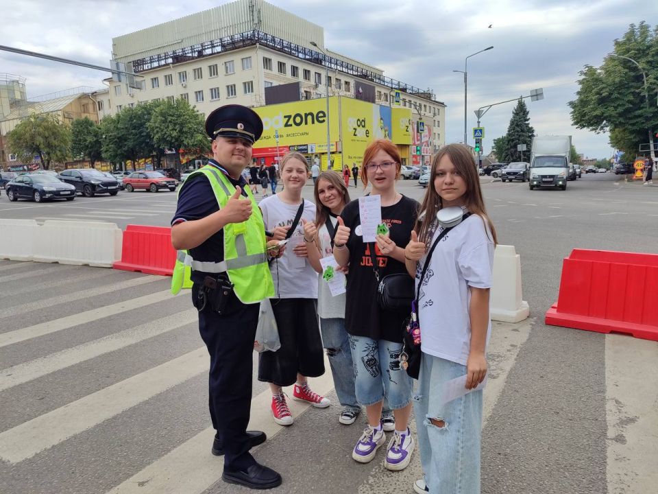 Сотрудники управления Госавтоинспекции МВД по Луганской Народной Республике поздравили участников дорожного движения с Днем молодежи Сотрудники управления Госавтоинспекции МВД по Луганской Народной Республике поздравили участников дорожного движения с Днем молодежи