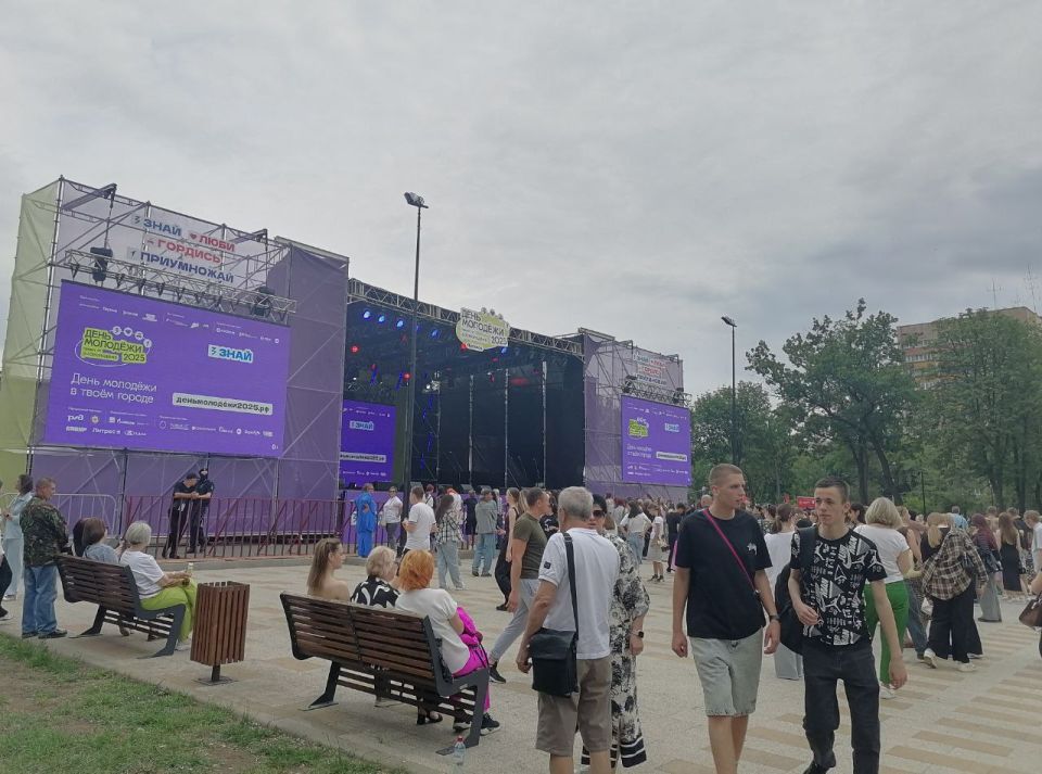 Школьники округа побывали на встрече с Захаром Прилепиным Школьники округа побывали на встрече с Захаром Прилепиным