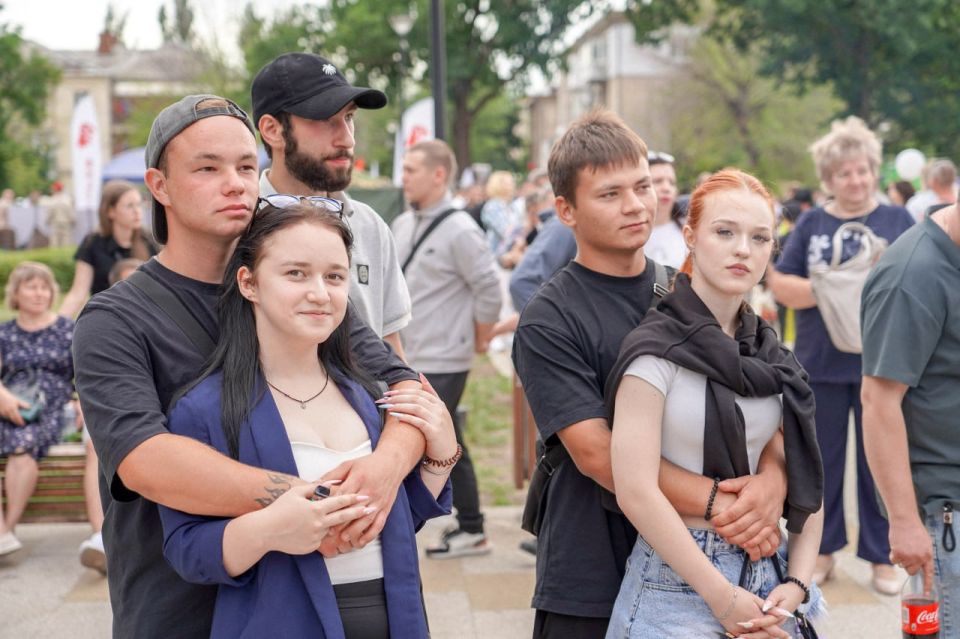 Что для вас любовь?. для нас площадка «Люби» на Дне молодёжи: Сделать доброе дело вместе с Луганским штабом #МЫВМЕСТЕ Что для вас любовь?. для нас площадка «Люби» на Дне молодёжи: Сделать доброе дело вместе с Луганским штабом #МЫВМЕСТЕ