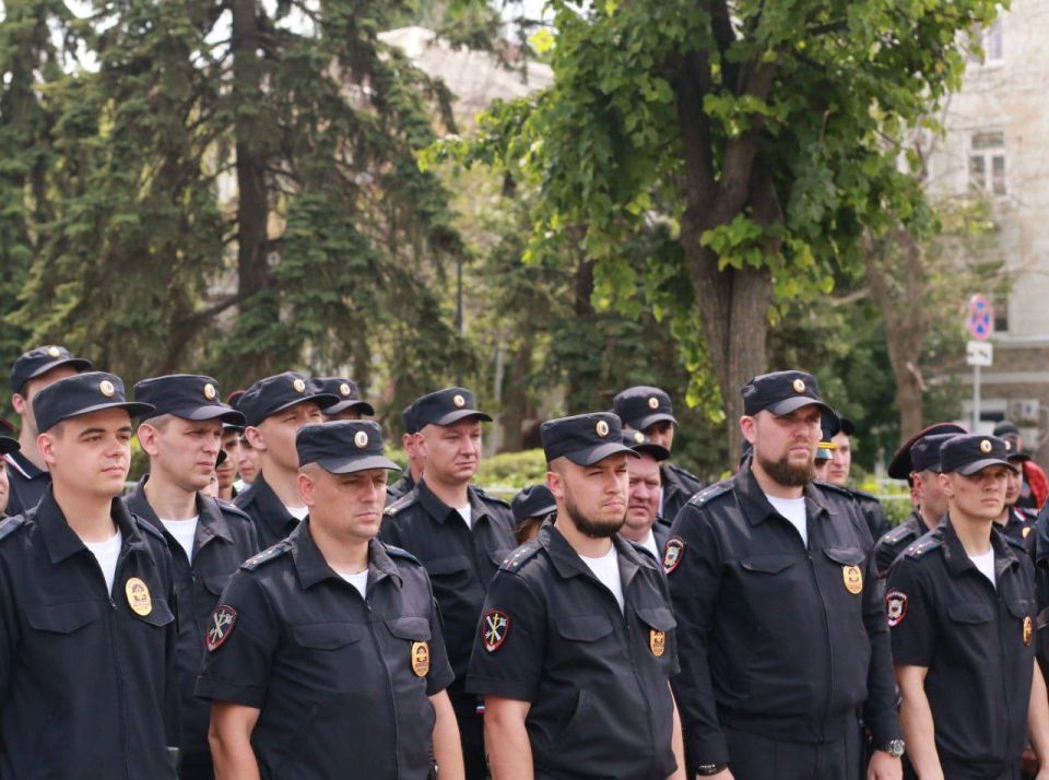 Около 200 сотрудников МВД России 28 июня во время празднования Дня молодежи в Луганске обеспечивали охрану общественного порядка, сообщили в ведомстве Около 200 сотрудников МВД России 28 июня во время празднования Дня молодежи в Луганске обеспечивали охрану общественного порядка, сообщили в ведомстве
