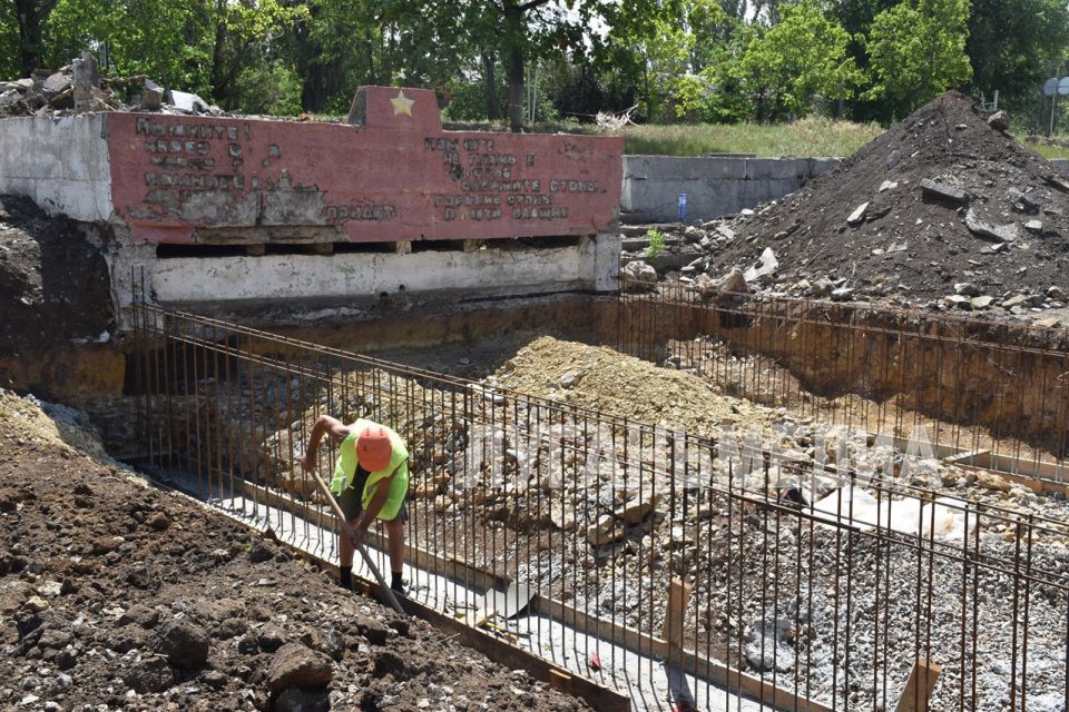 В Кировском городском сквере по улице Войкова, бывшей шахты имени Кирова, продолжаются восстановительные работы в рамках реализации Федерального проекта «Формирование комфортной городской среды» В Кировском городском сквере по улице Войкова, бывшей шахты имени Кирова, продолжаются восстановительные работы в рамках реализации Федерального проекта «Формирование комфортной городской среды»