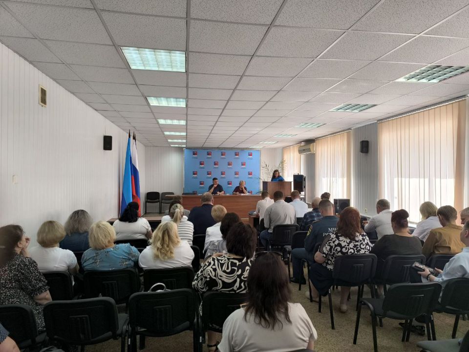 Альберт Зинченко: Сегодня совместно с председателем Совета Станично-Луганского муниципального округа Татьяной Пономаревой провели аппаратное совещание с руководителями структурных подразделений, учреждений и предприятий... Альберт Зинченко: Сегодня совместно с председателем Совета Станично-Луганского муниципального округа Татьяной Пономаревой провели аппаратное совещание с руководителями структурных подразделений, учреждений и предприятий...