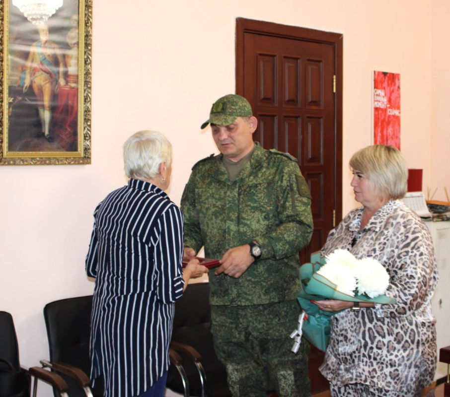 В Администрации Белокуракинского муниципального округа ЛНР состоялось вручение медали «Суворова» матери Маренич Александра Владимировича, погибшего при выполнении боевой задачи в зоне специальной военной операции В Администрации Белокуракинского муниципального округа ЛНР состоялось вручение медали «Суворова» матери Маренич Александра Владимировича, погибшего при выполнении боевой задачи в зоне специальной военной операции