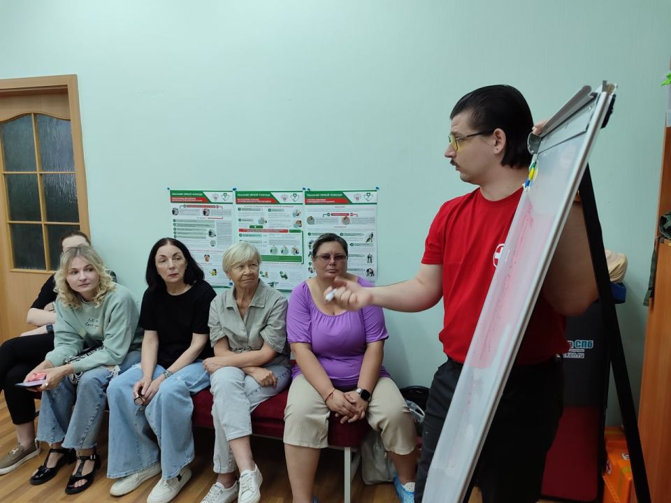 Для педагогов Луганской школы искусств №2 специалисты Луганского центра медицины катастроф провели курс первой помощи Для педагогов Луганской школы искусств №2 специалисты Луганского центра медицины катастроф провели курс первой помощи