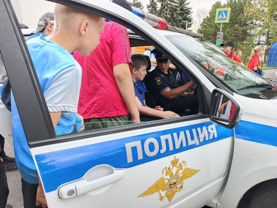 Сотрудники Госавтоинспекции провели профориентационное мероприятие Сотрудники Госавтоинспекции провели профориентационное мероприятие