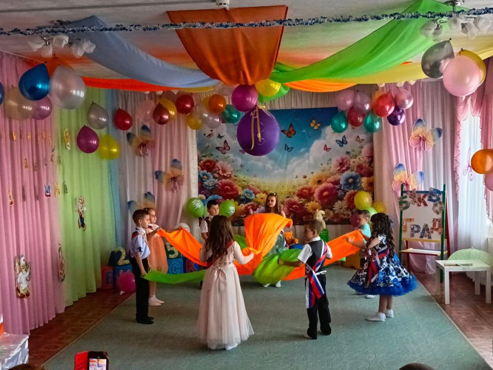 Лисичанские единороссы посетили выпускной в детском саду Лисичанские единороссы посетили выпускной в детском саду