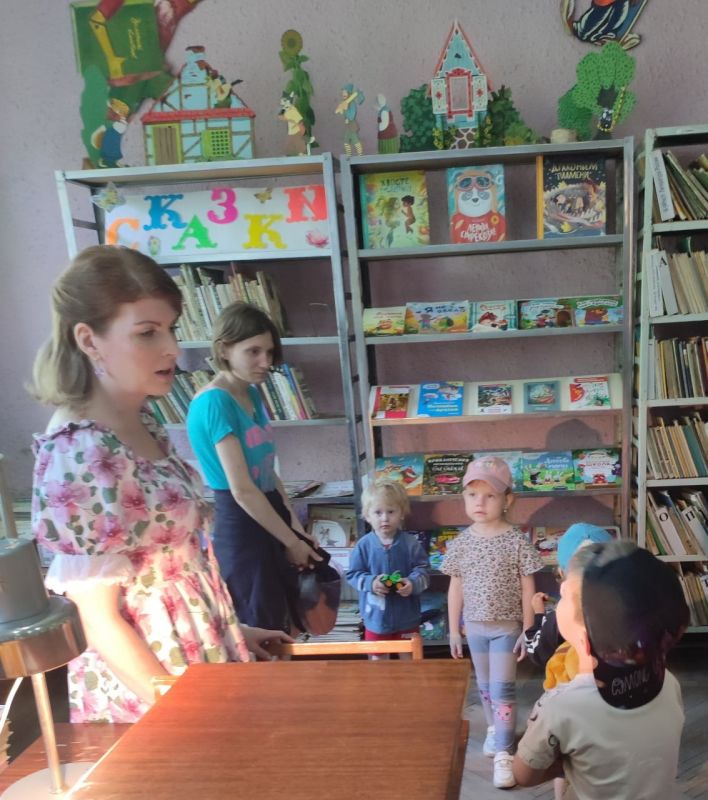 В Филиале № 11 Краснолучской центральной городской библиотеки им. Н.К. Крупской прошёл увлекательный день открытых дверей для воспитанников детского сада «Звёздочка» и их родителей В Филиале № 11 Краснолучской центральной городской библиотеки им. Н.К. Крупской прошёл увлекательный день открытых дверей для воспитанников детского сада «Звёздочка» и их родителей