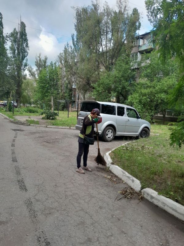 Виктория Сергеева: Коммунальщики в действии. В Кировске продолжается покос травы, а также уборка территории городского округа Виктория Сергеева: Коммунальщики в действии. В Кировске продолжается покос травы, а также уборка территории городского округа