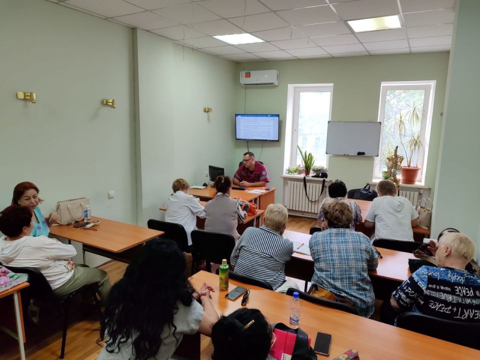 Для педагогов Луганской школы искусств №2 специалисты Луганского центра медицины катастроф провели курс первой помощи Для педагогов Луганской школы искусств №2 специалисты Луганского центра медицины катастроф провели курс первой помощи