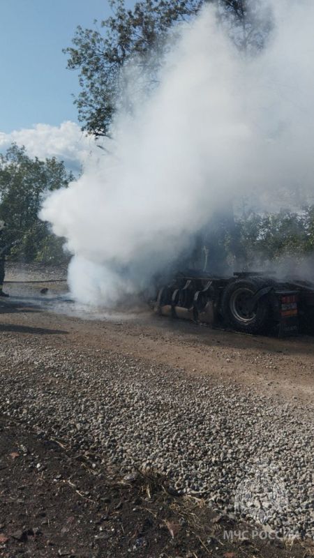 Бензовоз загорелся на трассе около п. Новоукраинка в Ровеньковском округе Бензовоз загорелся на трассе около п. Новоукраинка в Ровеньковском округе