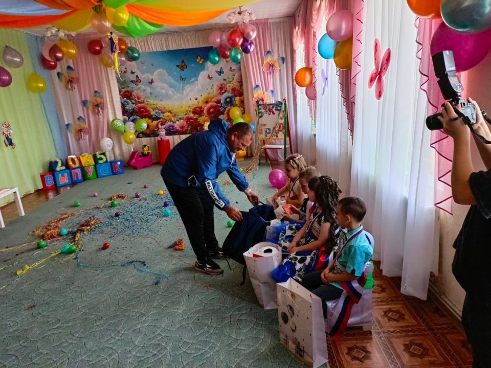 Лисичанские единороссы посетили выпускной в детском саду Лисичанские единороссы посетили выпускной в детском саду