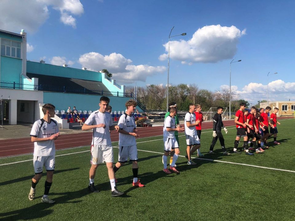 В Перевальске продолжаются игры открытого Первенства по футболу! В Перевальске продолжаются игры открытого Первенства по футболу!
