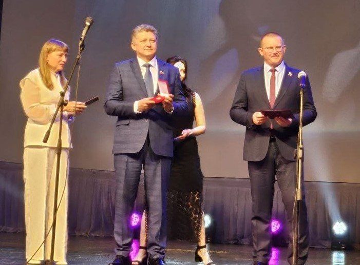 Депутаты фракции ВПП «Единая Россия» Совета городского округа города Луганска поздравили выпускников с окончанием школы Депутаты фракции ВПП «Единая Россия» Совета городского округа города Луганска поздравили выпускников с окончанием школы