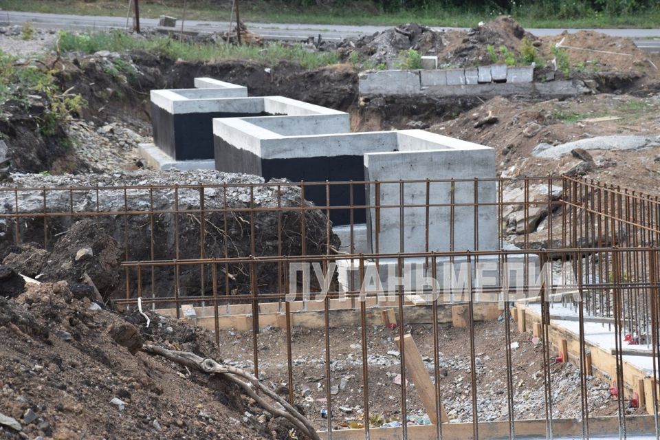 В Кировском городском сквере по улице Войкова, бывшей шахты имени Кирова, продолжаются восстановительные работы в рамках реализации Федерального проекта «Формирование комфортной городской среды» В Кировском городском сквере по улице Войкова, бывшей шахты имени Кирова, продолжаются восстановительные работы в рамках реализации Федерального проекта «Формирование комфортной городской среды»