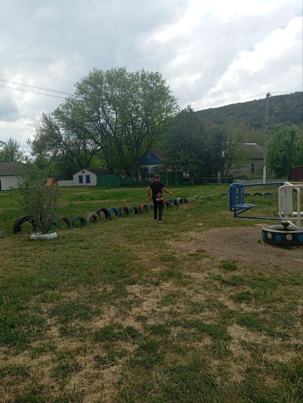 В Ровеньках и прилегающих поселках продолжаются работы по покосу травы В Ровеньках и прилегающих поселках продолжаются работы по покосу травы