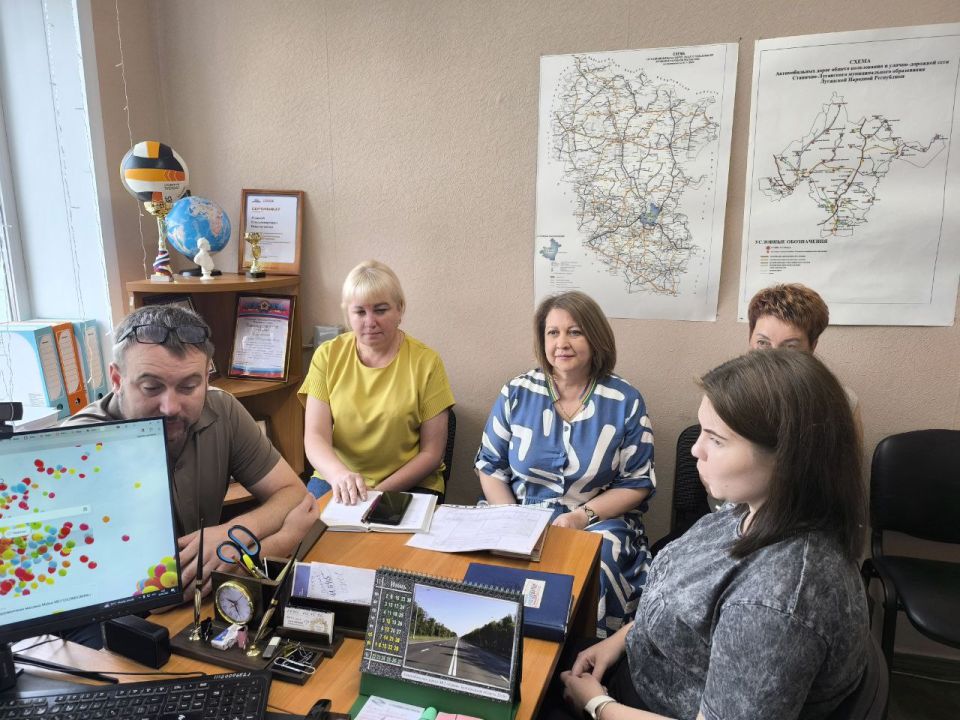 Альберт Зинченко: Сегодня заместитель Главы Станично-Луганского муниципального округа Андрей Бидлюченко провел рабочее совещание с начальниками управлений и отделов Администрации Станично-Луганского муниципального округа ЛНР Альберт Зинченко: Сегодня заместитель Главы Станично-Луганского муниципального округа Андрей Бидлюченко провел рабочее совещание с начальниками управлений и отделов Администрации Станично-Луганского муниципального округа ЛНР