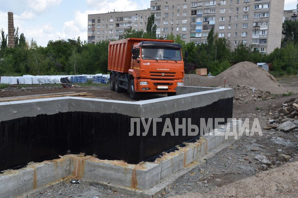 В Кировском городском сквере по улице Войкова, бывшей шахты имени Кирова, продолжаются восстановительные работы в рамках реализации Федерального проекта «Формирование комфортной городской среды» В Кировском городском сквере по улице Войкова, бывшей шахты имени Кирова, продолжаются восстановительные работы в рамках реализации Федерального проекта «Формирование комфортной городской среды»