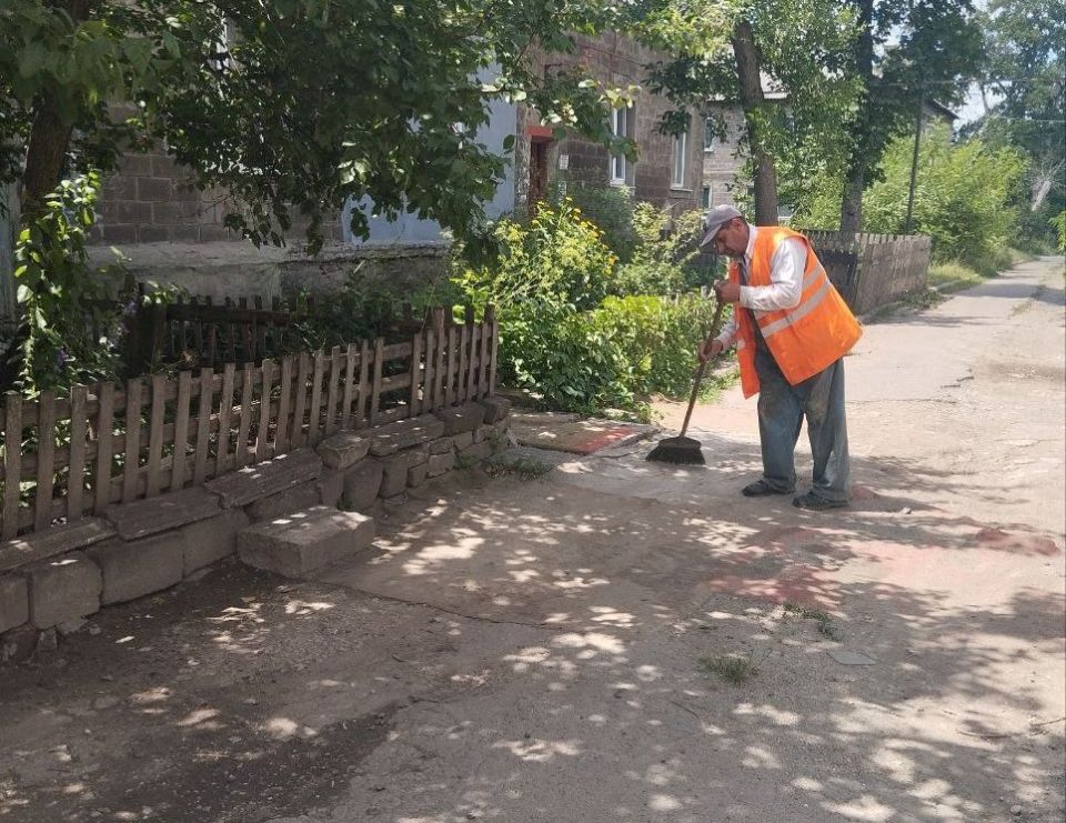 Коммунальные службы проводят работы на территории города Коммунальные службы проводят работы на территории города