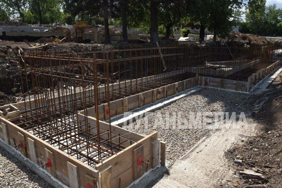 В Кировском городском сквере по улице Войкова, бывшей шахты имени Кирова, продолжаются восстановительные работы в рамках реализации Федерального проекта «Формирование комфортной городской среды» В Кировском городском сквере по улице Войкова, бывшей шахты имени Кирова, продолжаются восстановительные работы в рамках реализации Федерального проекта «Формирование комфортной городской среды»
