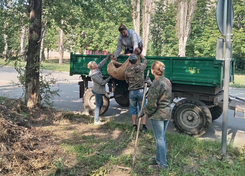 Коммунальные службы проводят работы на территории города Коммунальные службы проводят работы на территории города