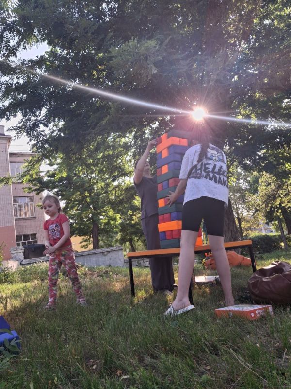 Детство — это прекрасная пора, когда солнце кажется большим, ярче светят звёзды Детство — это прекрасная пора, когда солнце кажется большим, ярче светят звёзды