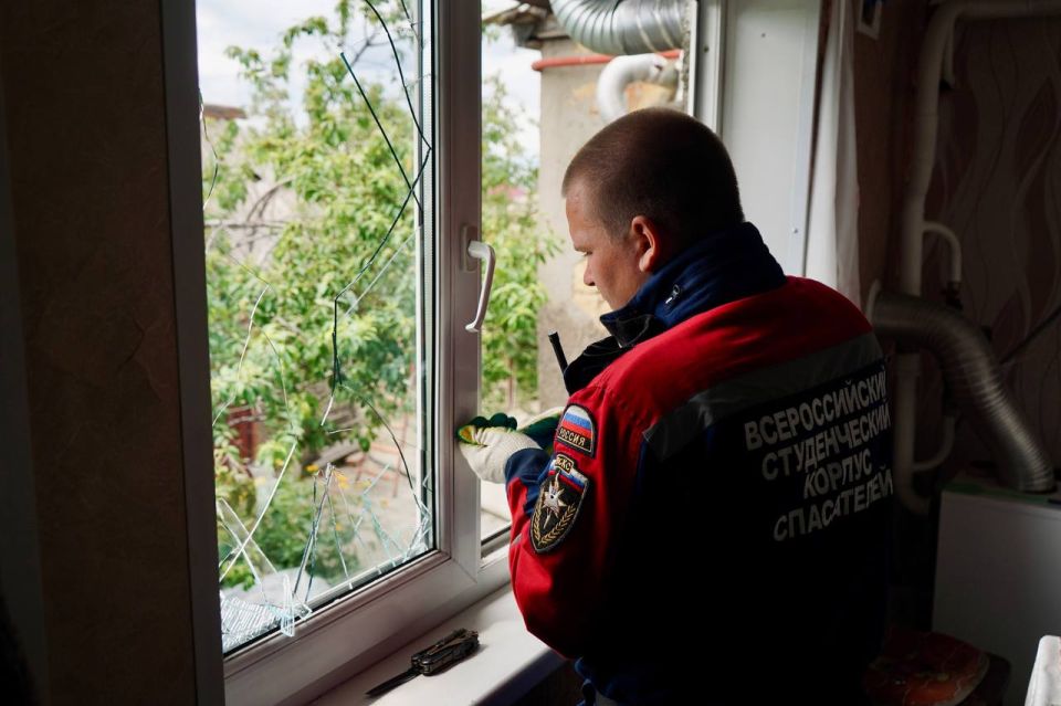 Добровольцы Луганского РО ВСКС помогают в устранении последствий обстрела ВСУ Добровольцы Луганского РО ВСКС помогают в устранении последствий обстрела ВСУ