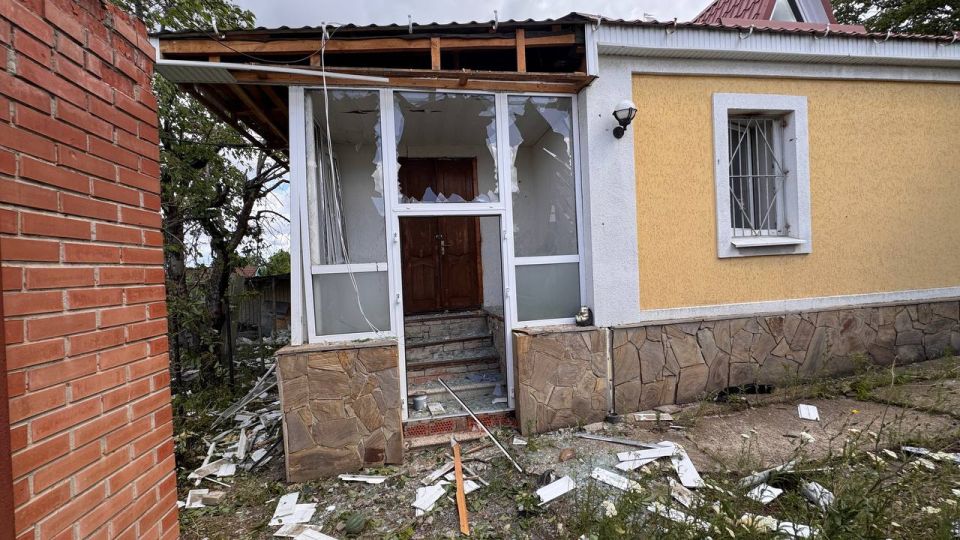 В Луганске при массированной ночной атаке дронов повреждены 11 домостроений, сообщает администрация города В Луганске при массированной ночной атаке дронов повреждены 11 домостроений, сообщает администрация города