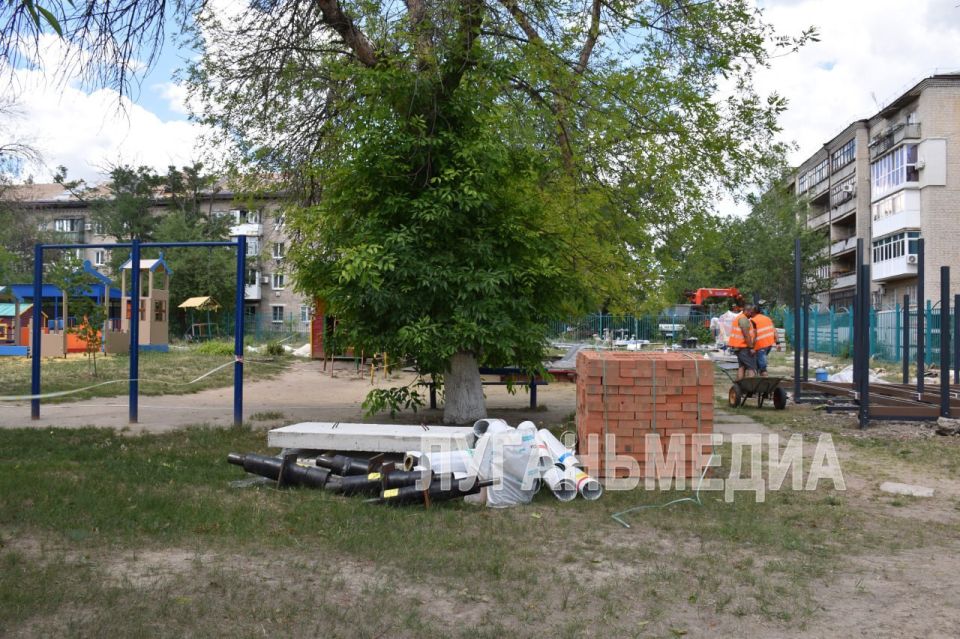 В детском саду «Акварель» города Краснодона стартовали работы по установке теневых навесов В детском саду «Акварель» города Краснодона стартовали работы по установке теневых навесов