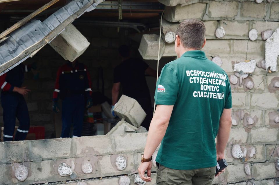 Добровольцы Луганского РО ВСКС помогают в устранении последствий обстрела ВСУ Добровольцы Луганского РО ВСКС помогают в устранении последствий обстрела ВСУ