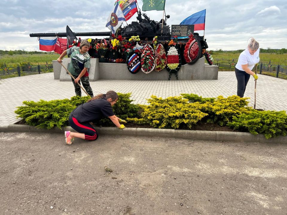 В поселке Хрящеватое провели субботник у памятника погибшим танкистам В поселке Хрящеватое провели субботник у памятника погибшим танкистам