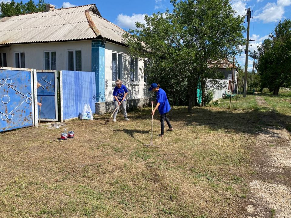 В Антраците активисты «Единой России» помогли матери погибшего военнослужащего В Антраците активисты «Единой России» помогли матери погибшего военнослужащего