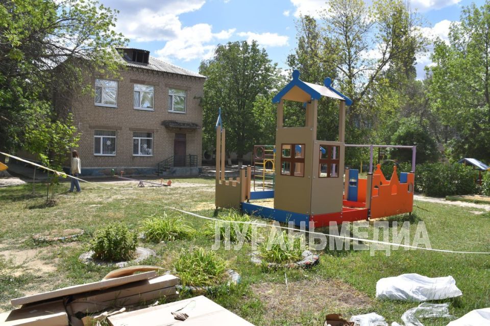 В детском саду «Акварель» города Краснодона стартовали работы по установке теневых навесов В детском саду «Акварель» города Краснодона стартовали работы по установке теневых навесов