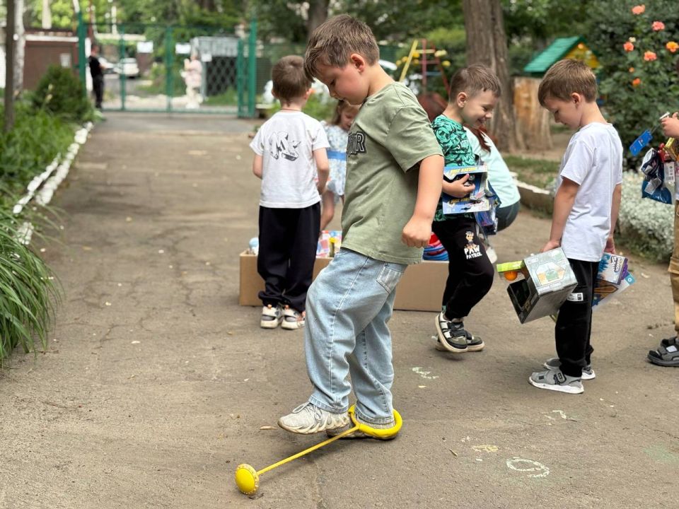 Единороссы передали подарки юным краснолучанам Единороссы передали подарки юным краснолучанам