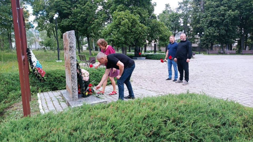 ЧЕСТЬ И ПАМЯТЬ ГЕРОЯМ: ДЕПУТАТЫ ЛДПР ПОЧТИЛИ ПАВШИХ ДОБРОВОЛЬЦЕВ ЧЕСТЬ И ПАМЯТЬ ГЕРОЯМ: ДЕПУТАТЫ ЛДПР ПОЧТИЛИ ПАВШИХ ДОБРОВОЛЬЦЕВ