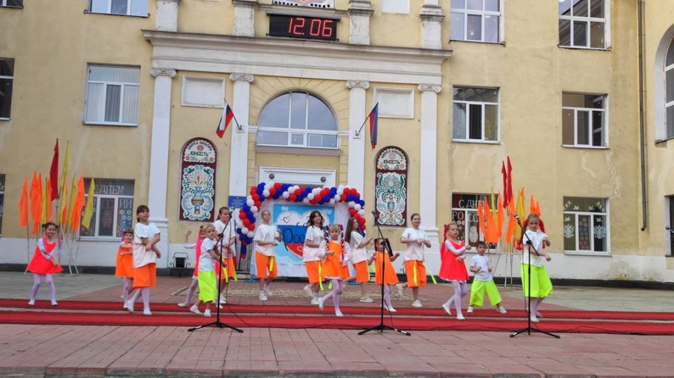 Творческие коллективы Молодогвардейского Дворца культуры «Юность» приняли участие в международном конкурс-фестивале «Цвети и пой, моя Россия» Творческие коллективы Молодогвардейского Дворца культуры «Юность» приняли участие в международном конкурс-фестивале «Цвети и пой, моя Россия»