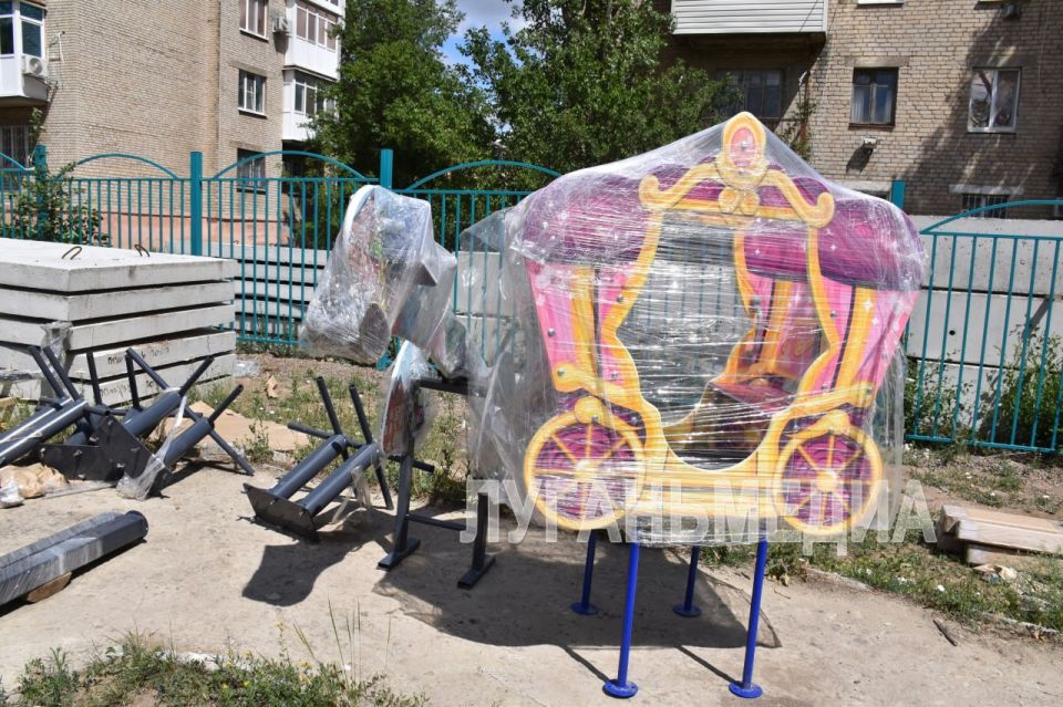 В детском саду «Акварель» города Краснодона стартовали работы по установке теневых навесов В детском саду «Акварель» города Краснодона стартовали работы по установке теневых навесов