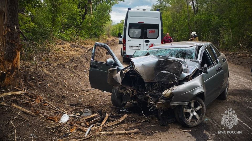 Сотрудники МЧС России ликвидировали последствия ДТП Сотрудники МЧС России ликвидировали последствия ДТП