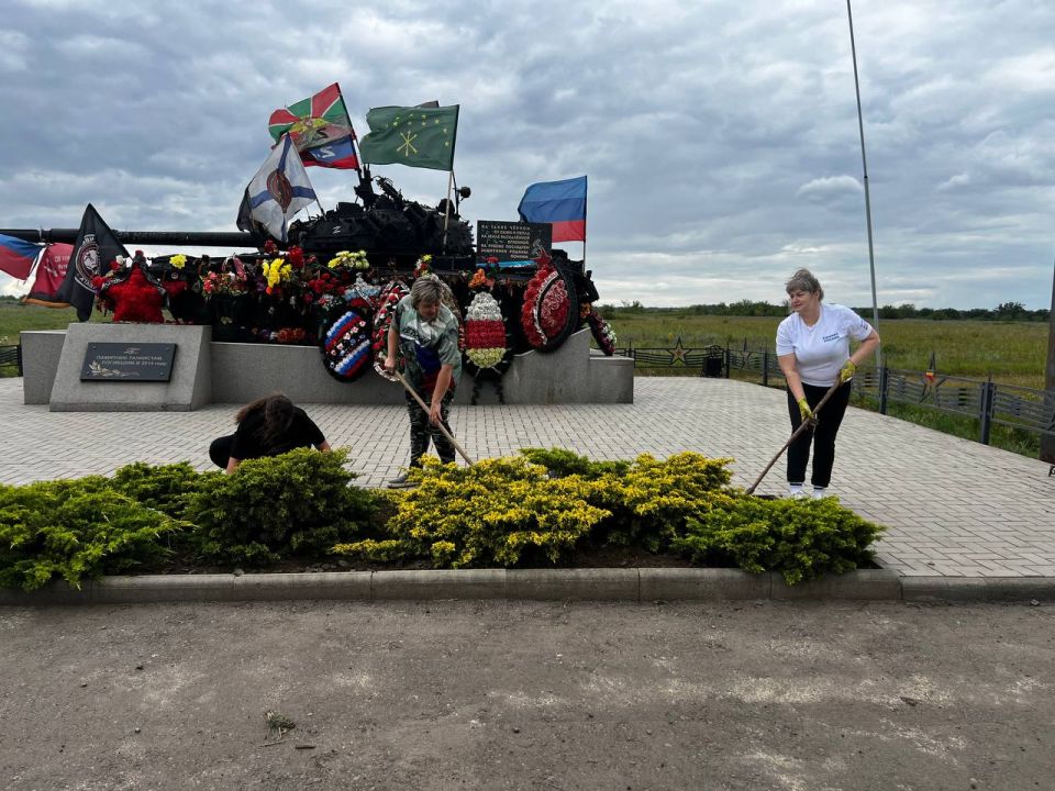 В поселке Хрящеватое провели субботник у памятника погибшим танкистам В поселке Хрящеватое провели субботник у памятника погибшим танкистам