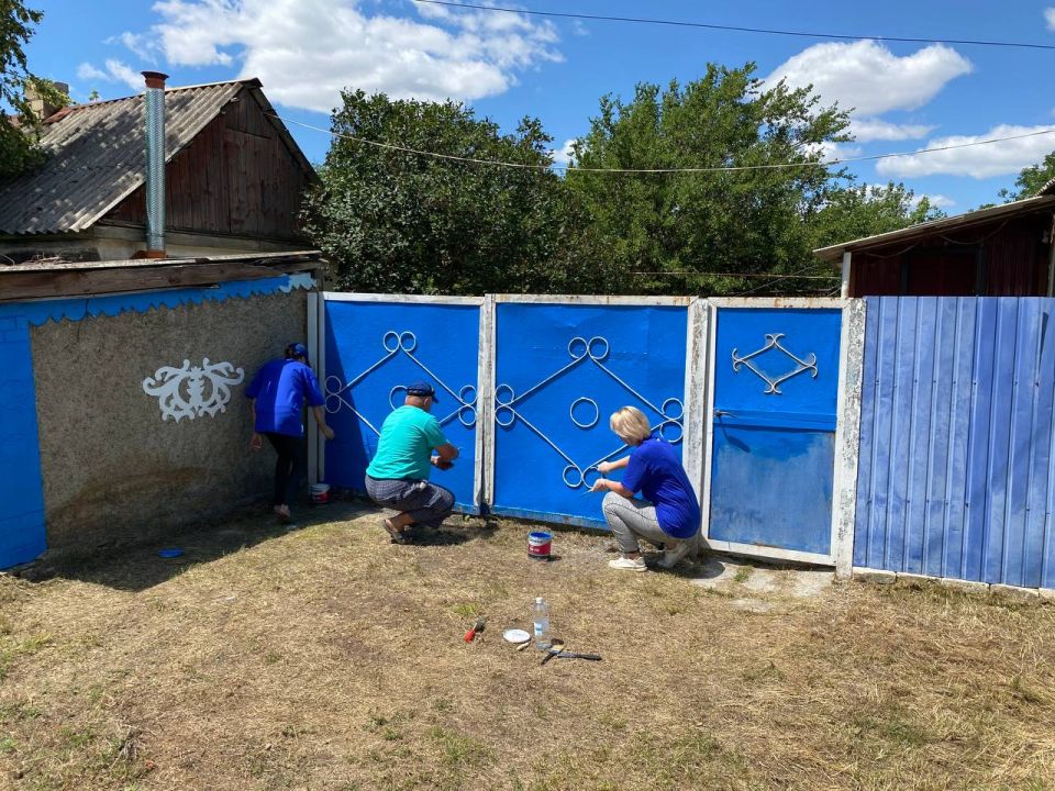 В Антраците активисты «Единой России» помогли матери погибшего военнослужащего В Антраците активисты «Единой России» помогли матери погибшего военнослужащего
