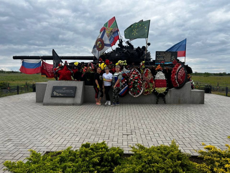 В поселке Хрящеватое провели субботник у памятника погибшим танкистам В поселке Хрящеватое провели субботник у памятника погибшим танкистам