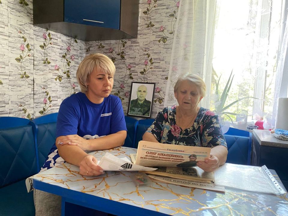 В Антраците активисты «Единой России» помогли матери погибшего военнослужащего В Антраците активисты «Единой России» помогли матери погибшего военнослужащего