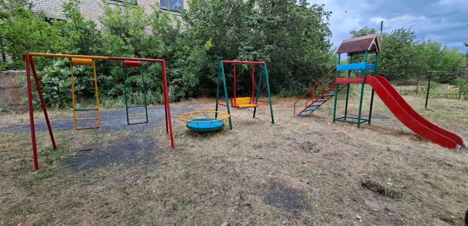 Сегодня в поселке Мирное прошел субботник, в котором приняли участие сотрудники отдела по жизнеобеспечению пгт Новоалександровка, пгт Мирное, с. Верхнешевыревка и работники клуба поселка Таловое Сегодня в поселке Мирное прошел субботник, в котором приняли участие сотрудники отдела по жизнеобеспечению пгт Новоалександровка, пгт Мирное, с. Верхнешевыревка и работники клуба поселка Таловое