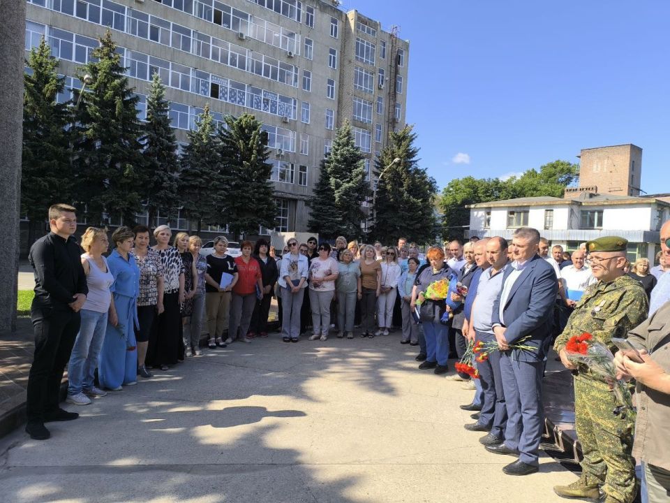 Игорь Рябушкин: Сегодня, на предприятии «ЛУГАМАШ», принял участие в открытии мемориальных досок «Защитники Донбасса» на Мемориале героям фронта и тыла 1941–1945 гг., увековечивающих имена сотрудников предприятия, погибших в... Игорь Рябушкин: Сегодня, на предприятии «ЛУГАМАШ», принял участие в открытии мемориальных досок «Защитники Донбасса» на Мемориале героям фронта и тыла 1941–1945 гг., увековечивающих имена сотрудников предприятия, погибших в...